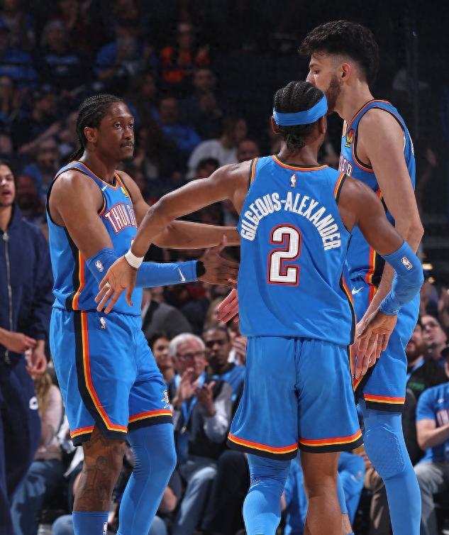 西亚卡姆焦点对战，莱万多夫斯基与40激战湖人分钟，比赛局势复杂胜负难料！的简单介绍